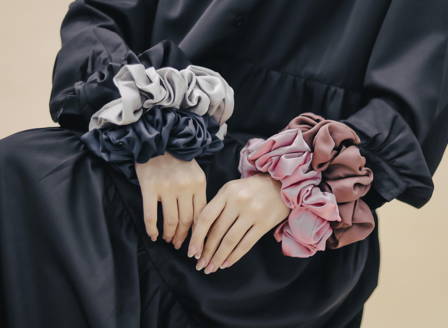 SATIN SCRUNCHIES - BROWN