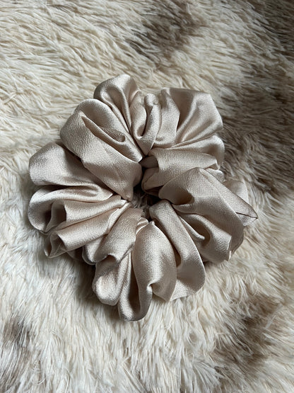 SATIN SCRUNCHIES - BEIGE