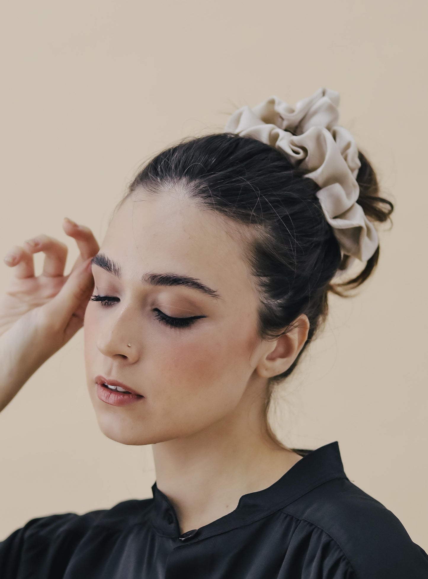 SATIN SCRUNCHIES - BEIGE